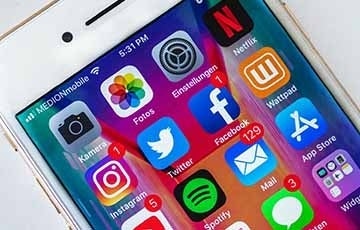 Photo of an iPhone screen with social media apps on it. Photo credit: Sara Kurfess / Unsplash